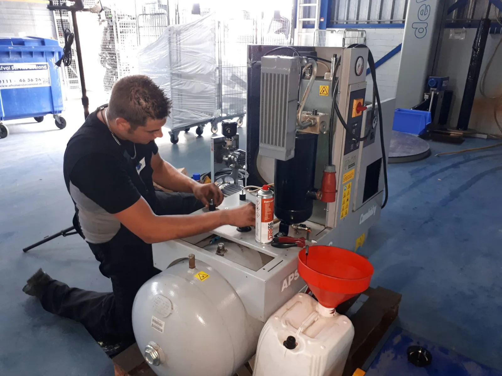 Compressoren en leidingwerk van MidiTrade